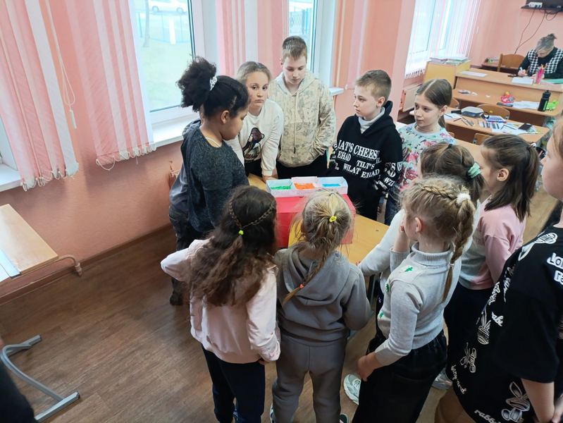 дети играют
