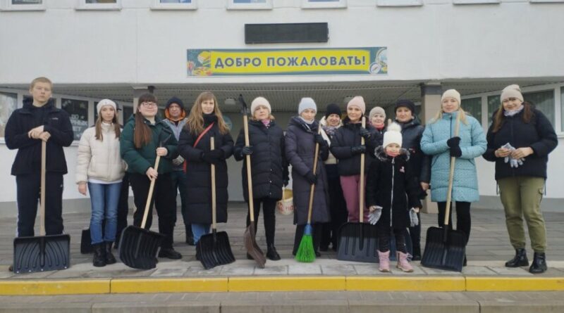 педагоги на субботнике