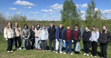 учащиеся у реки