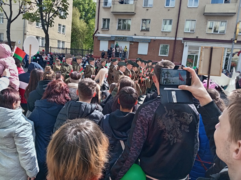 коробка вахты памяти идет на параде