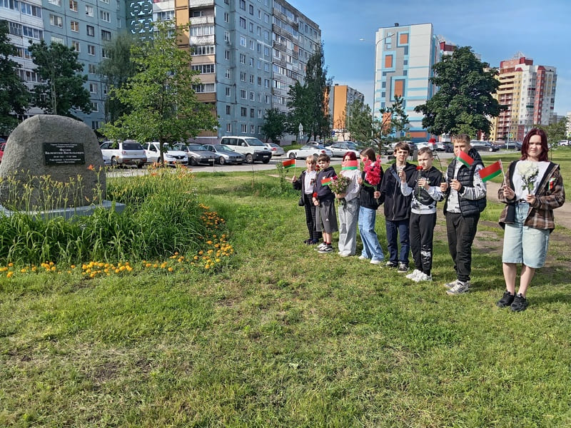 почтили память