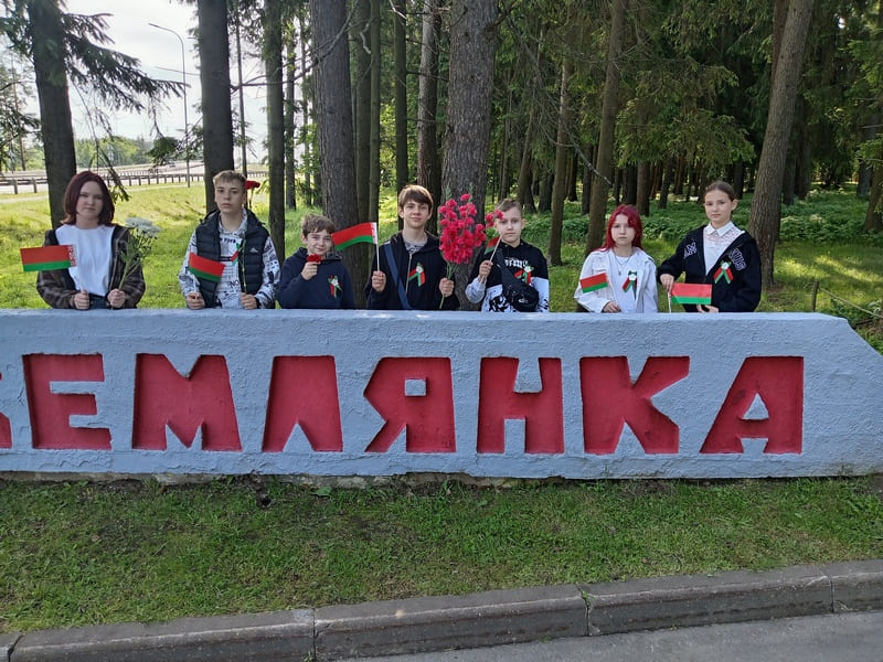 почтили память