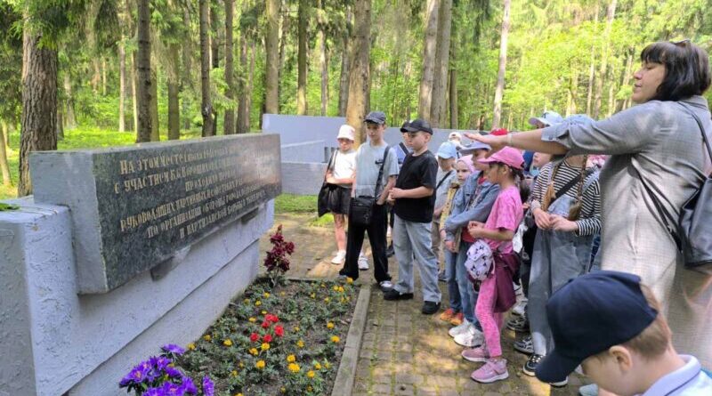 дети у мемориала