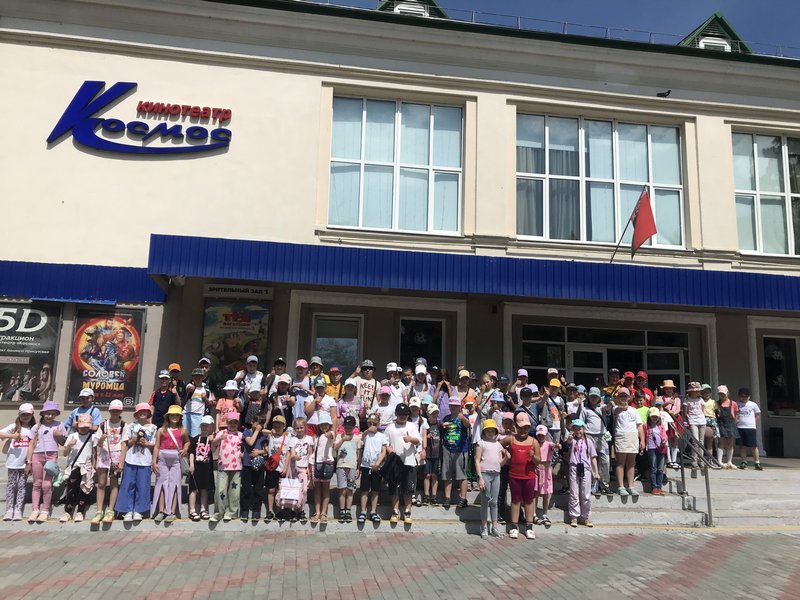 дети в кинотеатре
