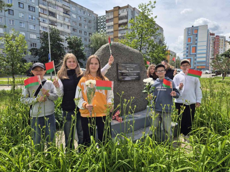 дети у памятника В.В.Фатина