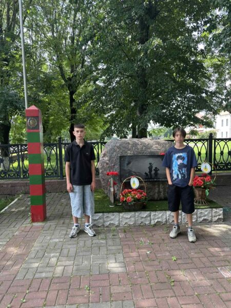 около памятника