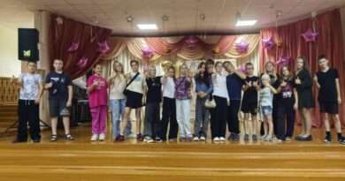 дети на сцене