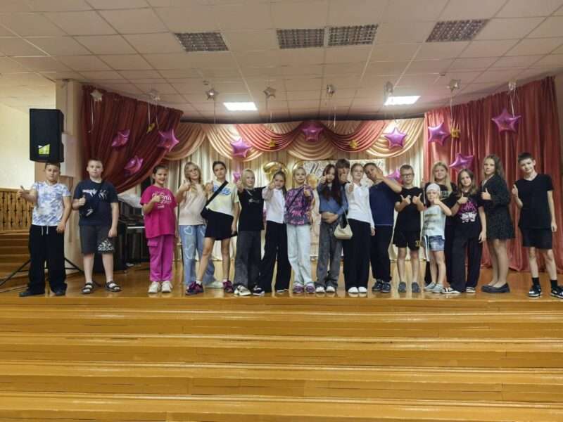 дети на сцене