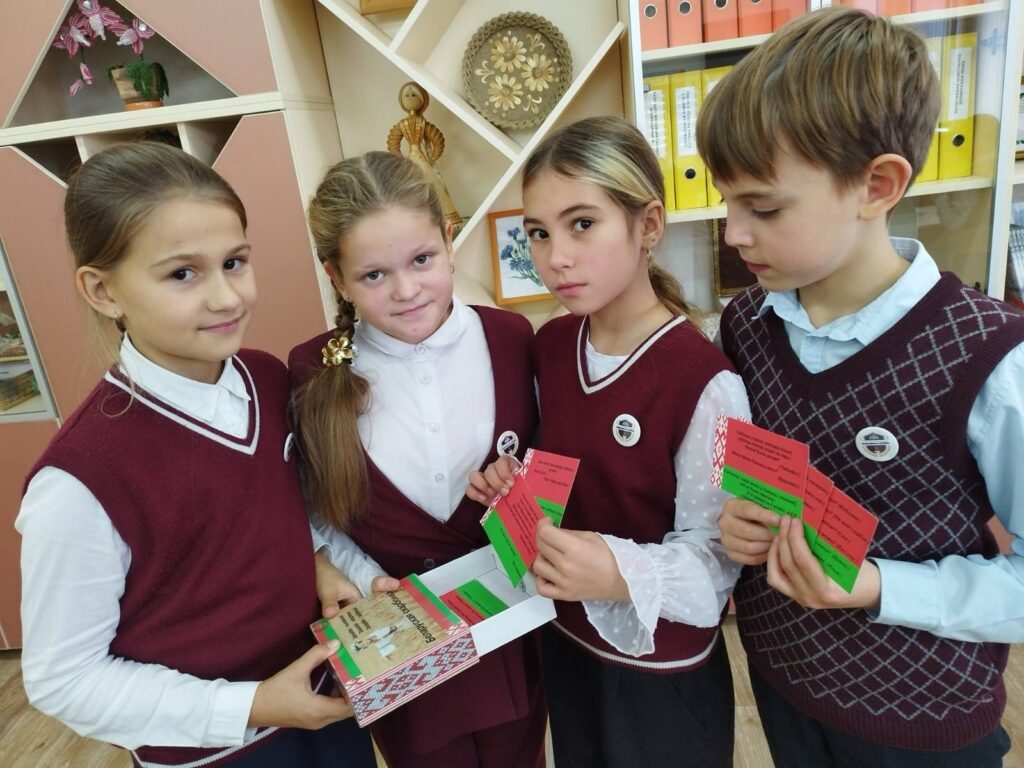 дзці каля дошкі