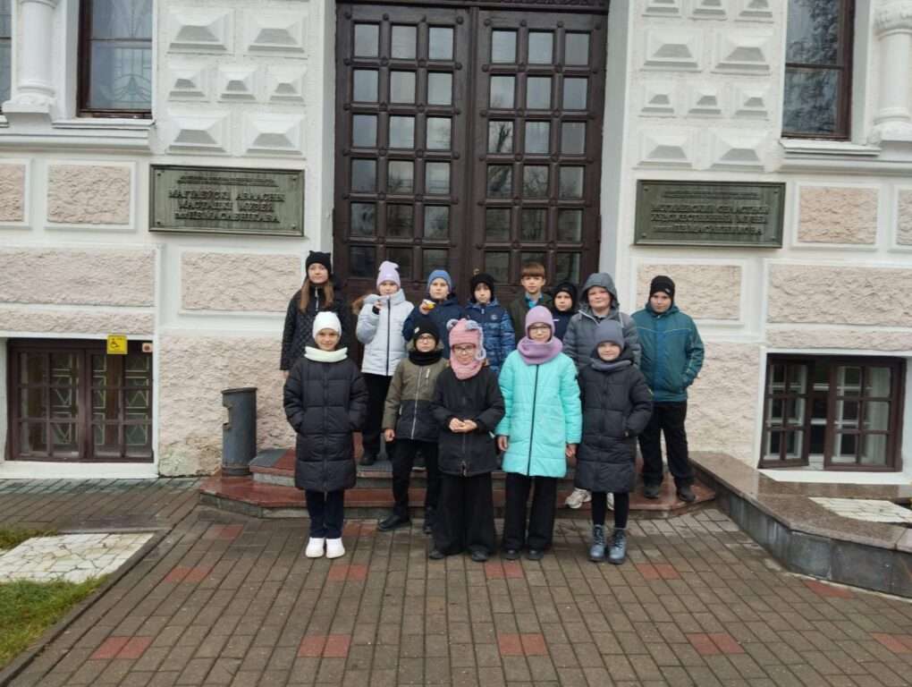 дети у музея Масленникова