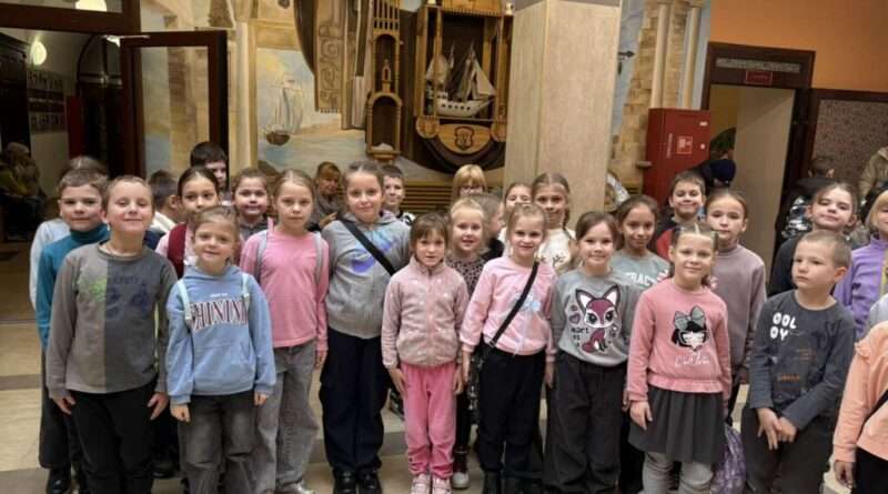 дети в театре