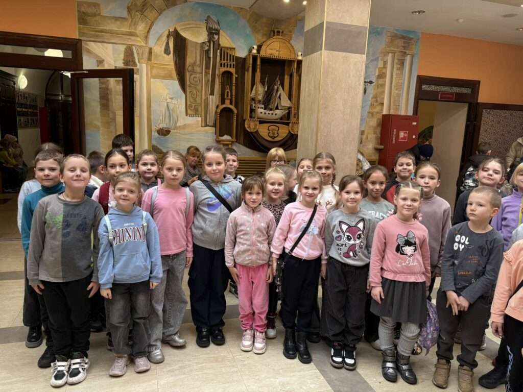 дети в театре