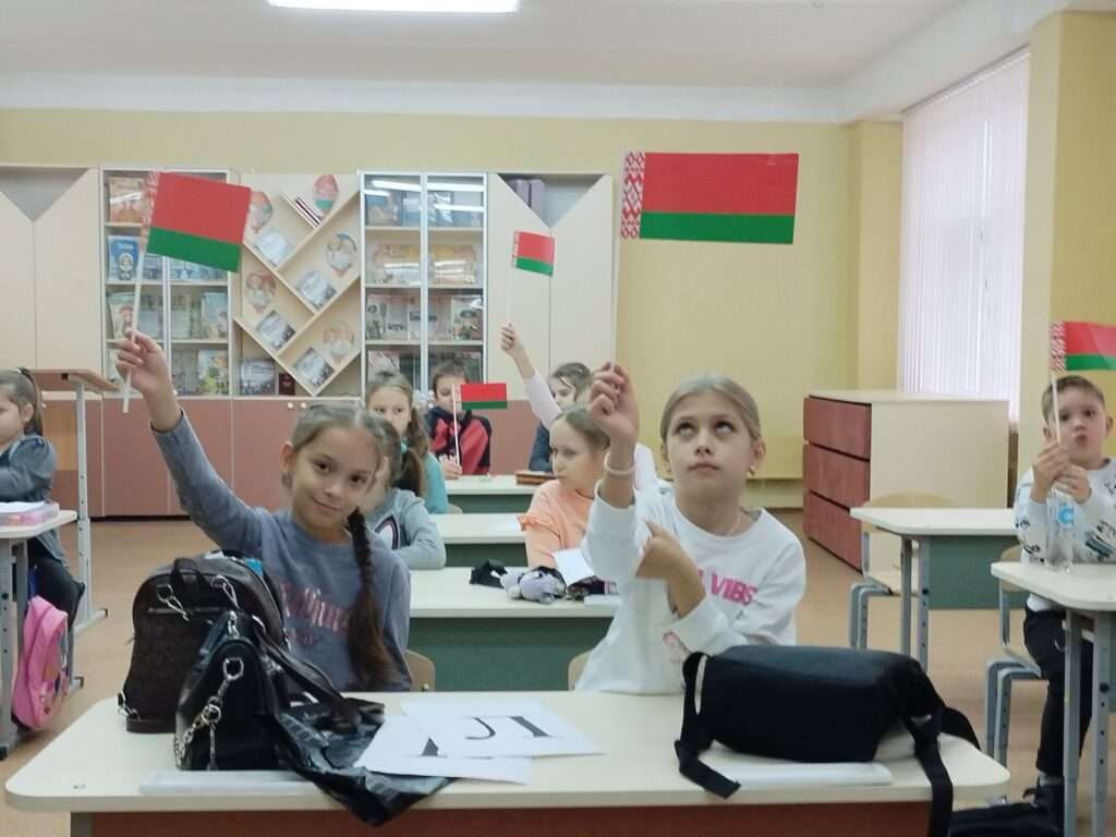 дети машут флажками