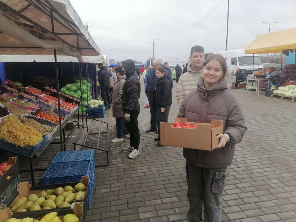 волонтеры помогают