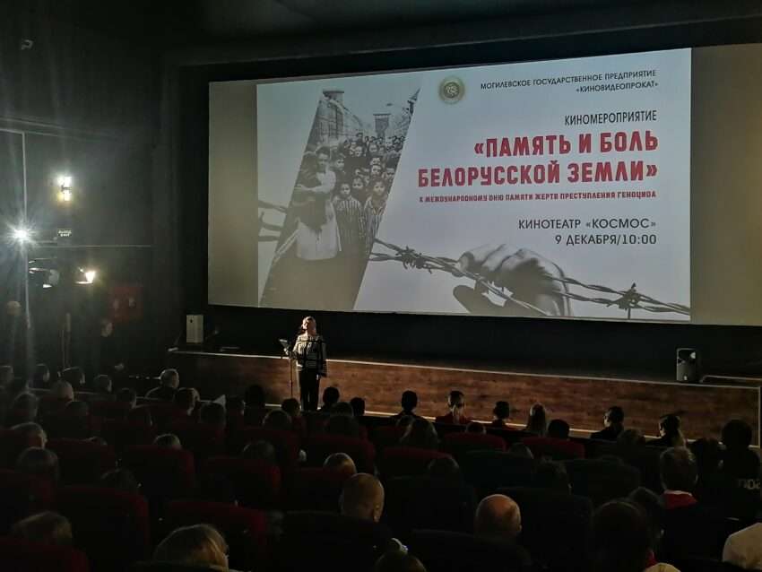 в кинотеатре космос