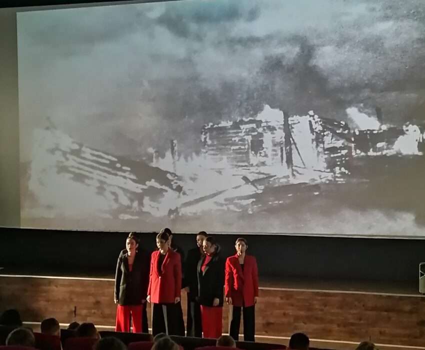 в кинотеатре космос