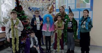 ребята украшали школу