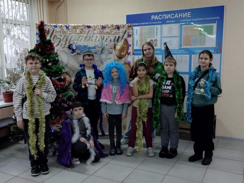 ребята украшали школу