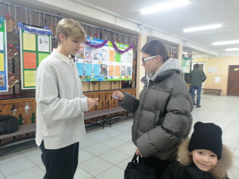 акция проходит в фойе школы