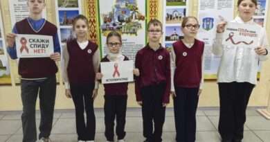 дети у стенда