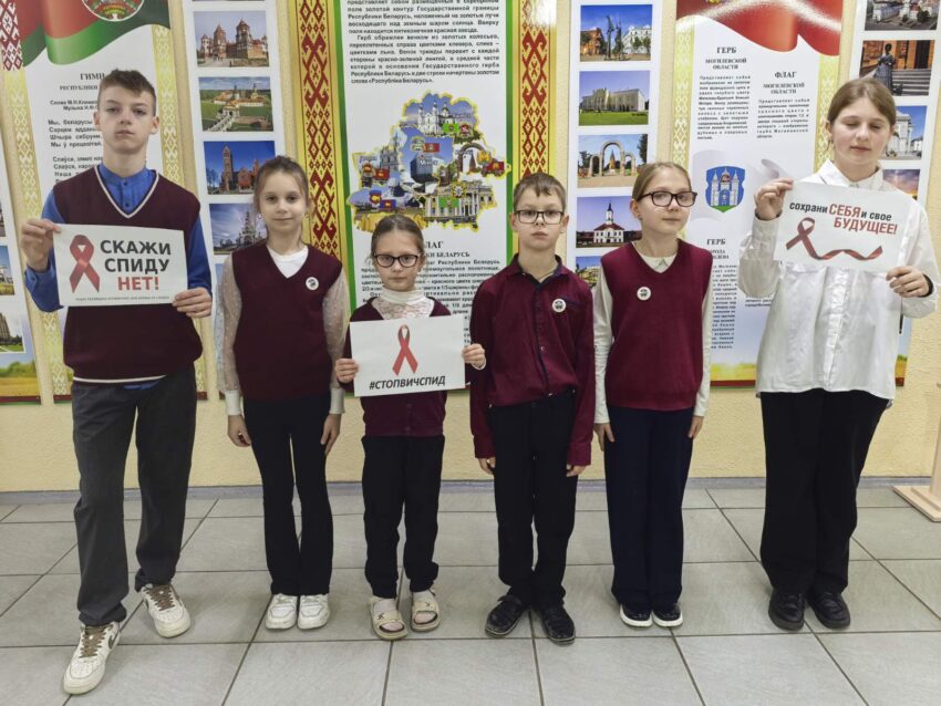 дети у стенда