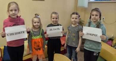 дети с табличками