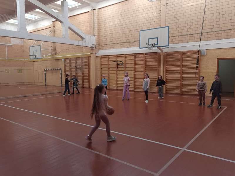 дети играют в спортзале