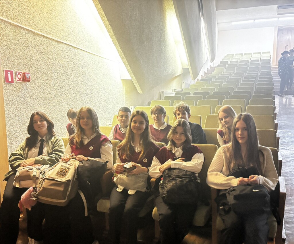 дети в актовом зале