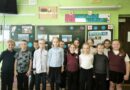 Пад сценамі старажытных замкаў дети у доски