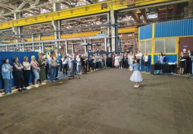 Песни, объединяющие поколения: концерт Памяти в заводском цеху