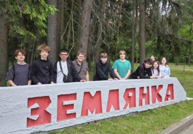 Воспитанники лагеря «Пчелка» посетили мемориальный комплекс «Землянка» дети у мемориала