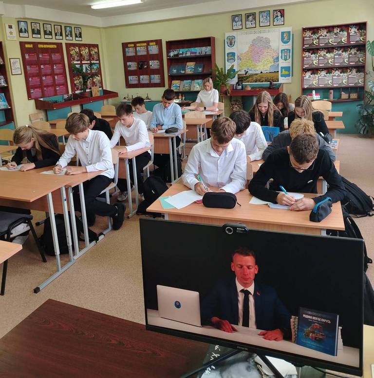 вучні пішуць дыктоўку