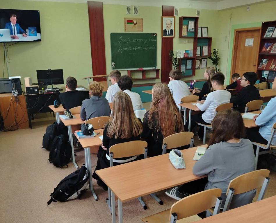 вучні пішуць дыктоўку