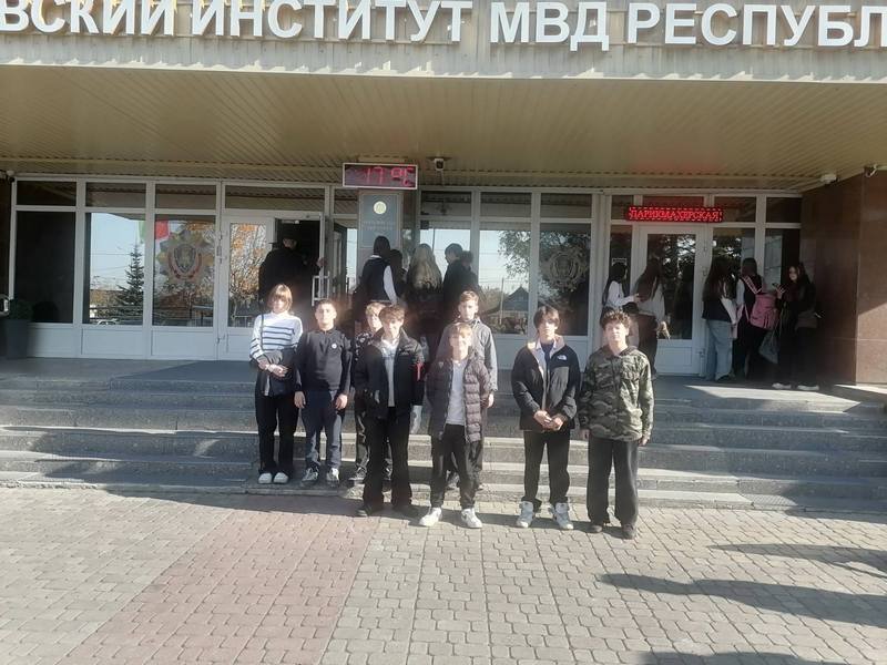 возле института мвд