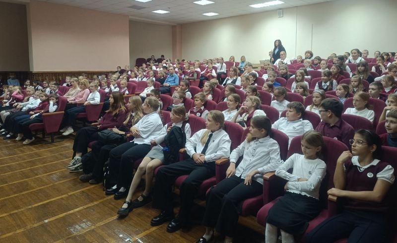 дети в актовом зале