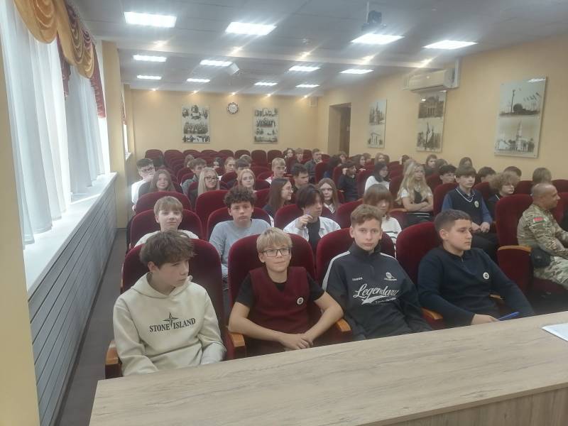 дети слушают докладчика