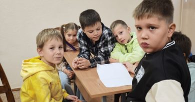 Миссия — безопасность! дети за столом
