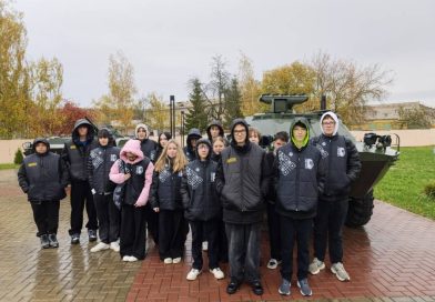 Патриотизм в действии: школьный актив БРСМ на торжественной отправке призывников в вооруженные силы у военкомата